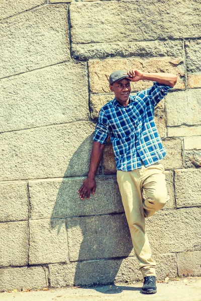 Mladý Američan Afričana Muž New Yorku Nosí Modré Bílé Vzorované — Stock fotografie