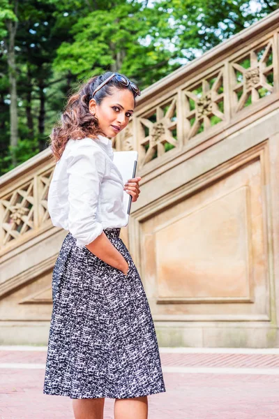 Unga Indiska Amerikansk Kvinna Reser Arbetar New York Klädd Vit — Stockfoto