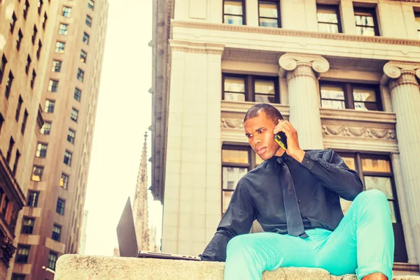 Americký Podnikatel Jizvou Hlavě Pracují Notebooku Mluví Telefonu New Yorku — Stock fotografie