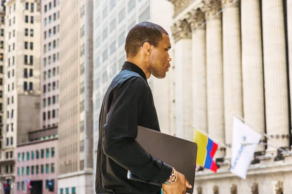 Serio Hombre Negocios Afroamericano Trabajando Nueva York Usando Camisa Negra — Foto de Stock