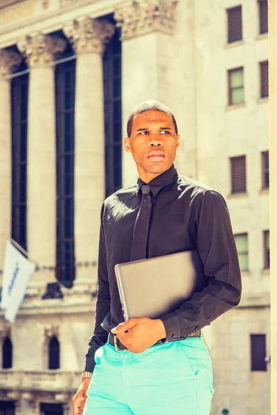 Allvarlig African American Affärsman Arbetar New York Klädd Svart Tröja — Stockfoto
