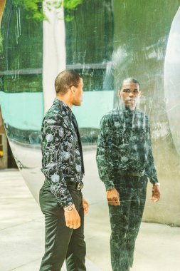 Aynaya bakacak adam. Yansıma seyir ayna duvar tarafından yürüyüş zor Afrika kökenli Amerikalı iş adamı. Kendinden emin, benlik saygısı, benlik stratejileri kontrol kavramı.