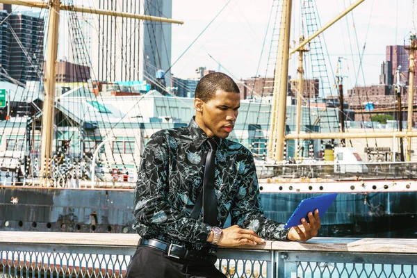 African American Businessman Traveling New York Wearing Black Flower Patterned — Stock Photo, Image