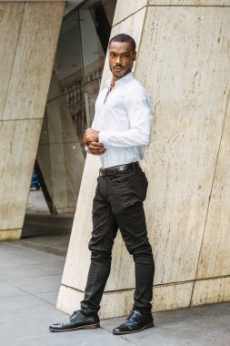 Beyaz uzun kollu gömlek, siyah pantolon, deri ayakkabı, New York'ta ofis dışında sokakta duran kol üzerinde sana bakmak kadar düğmelerini giyen genç Afrikalı-Amerikalı adam sakallı,