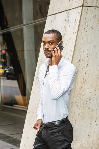 Llamada Fuera Joven Hombre Negocios Afroamericano Con Barba Con Camisa — Foto de Stock