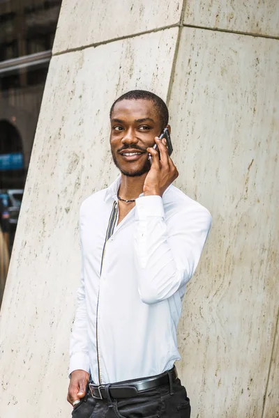 Llamada Fuera Joven Hombre Negocios Afroamericano Con Barba Con Camisa — Foto de Stock