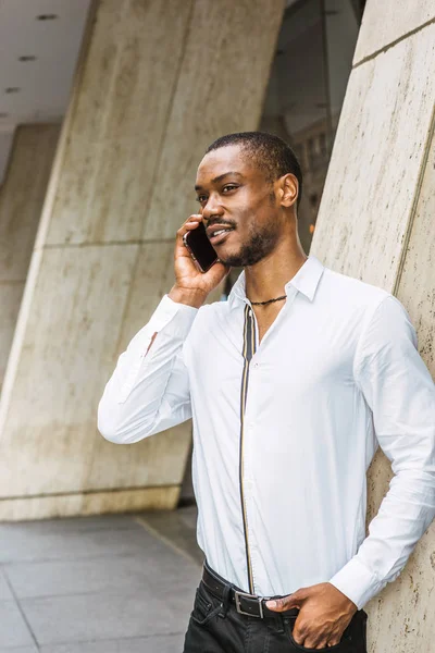 Llamada Fuera Joven Hombre Negocios Afroamericano Con Barba Con Camisa — Foto de Stock