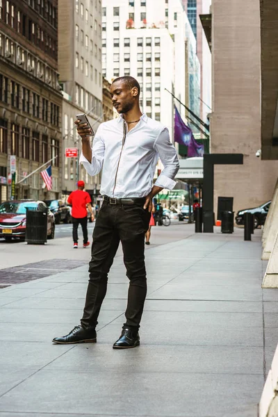 Joven Afroamericano Con Barba Camisa Blanca Pantalones Negros Zapatos Cuero — Foto de Stock