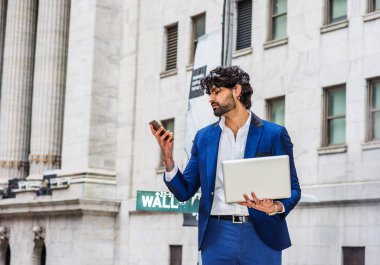 Yağmur günü - grenli, yağmurlu, ıslak hissediyorum. Sakallı genç işadamı seyahat ediyor, New York'ta çalışıyor, mavi takım elbise giyiyor, dizüstü bilgisayar tutuyor, Wall Street'te duruyor, cep telefonuyla kitap okuyor.