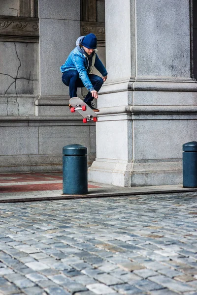 Bruslení Ulici New York City Mladý Student Nosí Modrý Džínovský — Stock fotografie