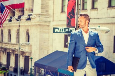 Genç Avrupa dört gözle evrak çantası, ofis dışında sokakta Wall Street işaretiyle ayakta tutan işadamı seyahat, New York City bölgesindeki çalışma, mavi ceket, beyaz gömlek giymiş sakallı