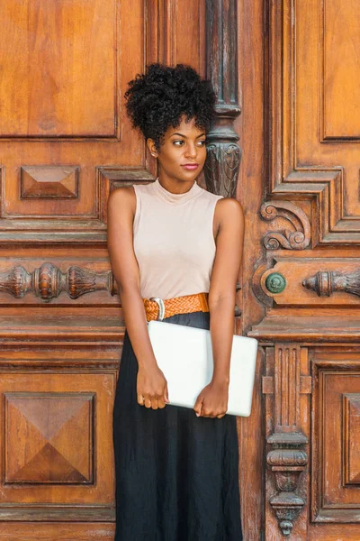 New York Çalışan Afro Amerikan Kadın Afro Saç Modeli Ile — Stok fotoğraf