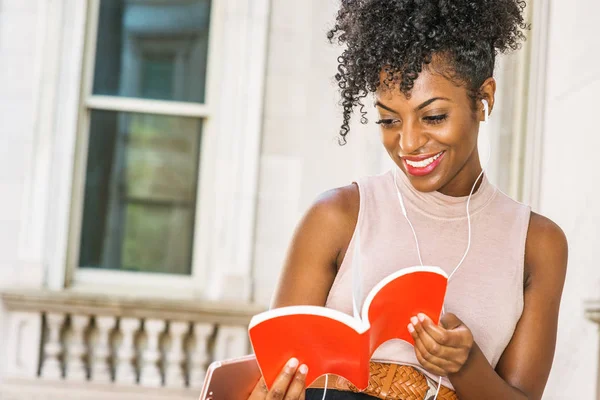 Young Gelukkig African American Vrouwelijke Student Met Afro Kapsel Zitten — Stockfoto