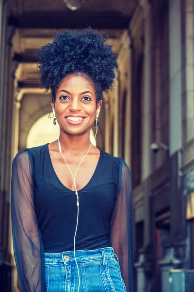 Joven Mujer Afroamericana Feliz Con Peinado Afro Con Camisa Manga — Foto de Stock