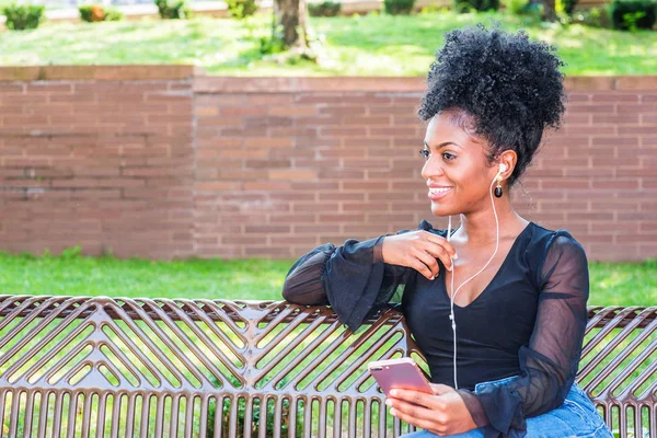 Młoda Piękna Afrykańska Amerykańska Kobieta Fryzurą Afro Ubrana Siatkę Sama — Zdjęcie stockowe