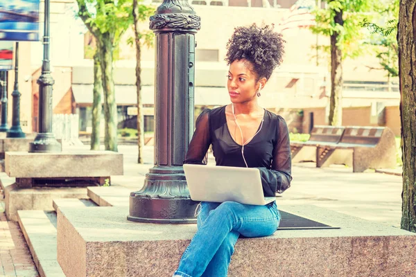 Jonge Afro Amerikaanse Vrouw Met Afro Kapsel Dragen Mesh Pure — Stockfoto