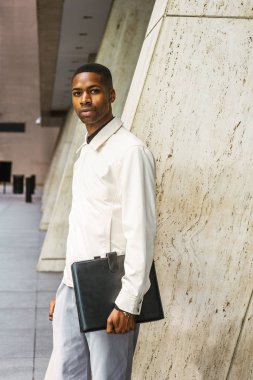 New York'ta çalışan genç Afro-Amerikan işadamı. Genç siyah adam açık renkli ceket giyiyor, küçük deri çanta taşıyan, ofis binası dışında duran, güvenle ileriye bakıyor