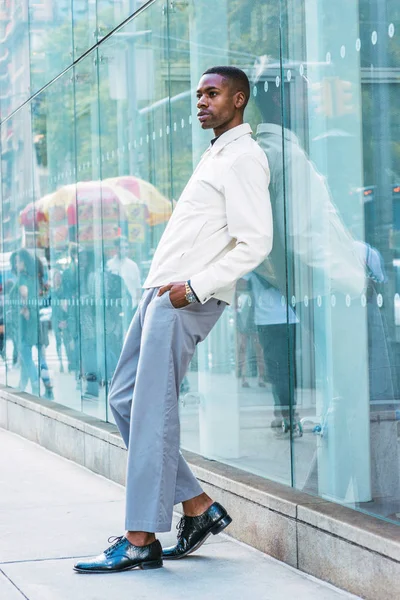 Young African American Man Relajándose Calle Nueva York Joven Hombre —  Fotos de Stock