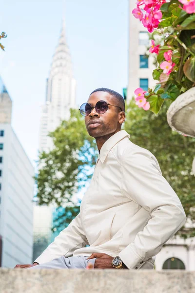 Joven Hombre Afroamericano Guapo Usando Gafas Sol Mirando Alrededor Relajándose — Foto de Stock