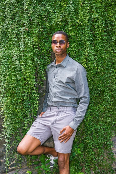 Homem Africano Jovem Com Corte Cabelo Afro Curto Vestindo Camisa — Fotografia de Stock