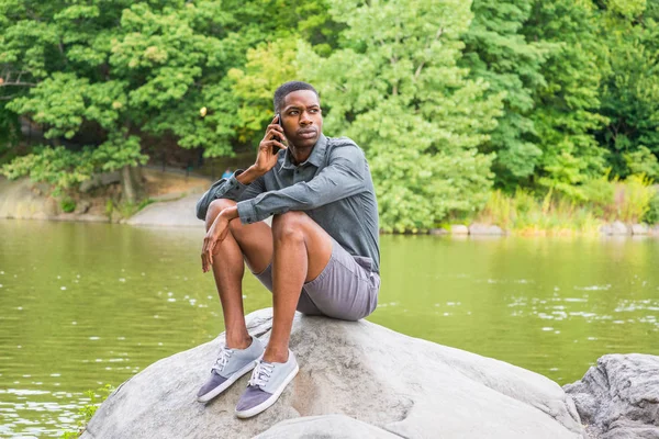 Young African American Man Relajándose Central Park Nueva York Joven — Foto de Stock