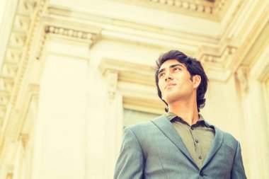 New York'ta okuyan Young Mix Race American College Student Portresi. Genç Adam koyu mavi ceket giyiyor, yeşil undershirt, vintage ofis binası dışında duran, güvenle yukarı bakıyor