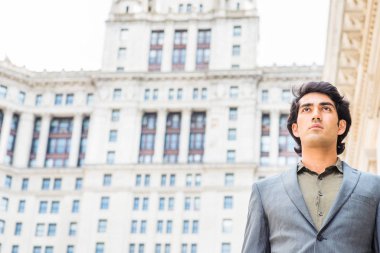 New York'ta okuyan Young Mix Race American College Student Portresi. Genç Adam koyu mavi ceket giyiyor, yeşil undershirt, vintage ofis binası dışında duran, güvenle yukarı bakıyor