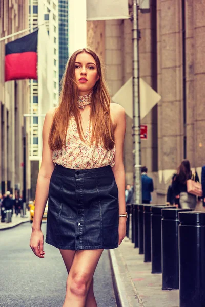 Молодая Европейская Женщина Длинными Каштановыми Волосами Путешествующая Нью Йорку Одетая — стоковое фото