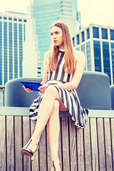 Młoda Piękna Europejska Kobieta Podróże Czytanie Niebieski Tablet Komputer Relaks — Zdjęcie stockowe