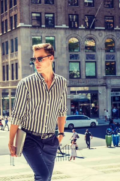 Mladý Americký Muž Který Cestuje Pracuje New Yorku Nosí Pruhovanou — Stock fotografie