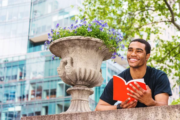 Joven Afroamericano Leyendo Libro Pensando Relajándose Afuera Nueva York Vistiendo — Foto de Stock