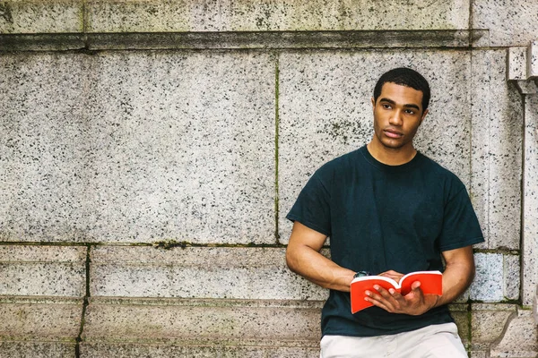 Young African American Man Leggere Libro Pensare Rilassarsi Fuori New — Foto Stock