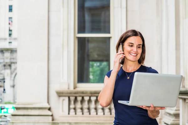 Joven Mujer Negocios Nativa Americana Feliz Que Trabaja Nueva York —  Fotos de Stock