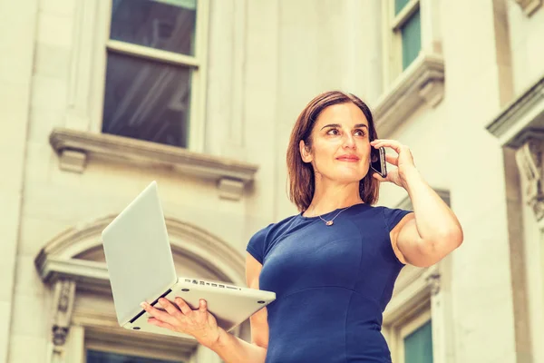 Joven Mujer Negocios Nativa Americana Años Trabajando Ciudad Nueva York —  Fotos de Stock