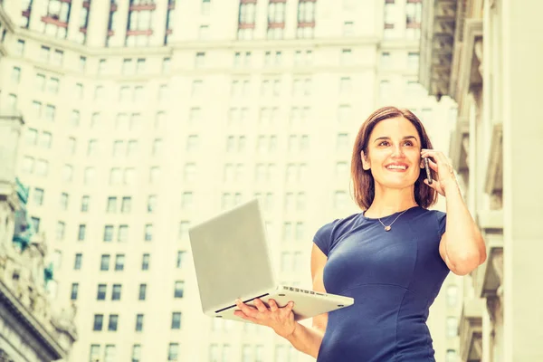 Joven Mujer Negocios Nativa Americana Años Que Trabaja Ciudad Nueva —  Fotos de Stock