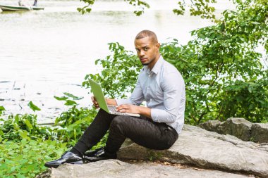 Genç Amerikalı İspanyol gezgin, New York 'ta çalışıyor.