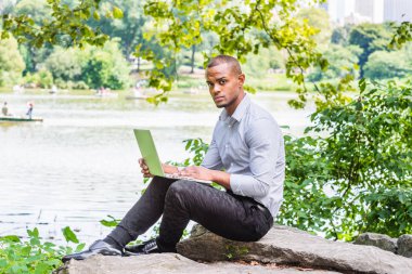 Genç Amerikalı İspanyol gezgin, New York 'ta çalışıyor.
