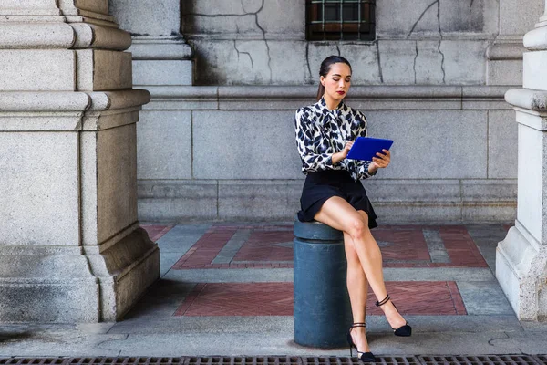 South American Woman Relaxing New York City Φορώντας Μακρύ Μανίκι — Φωτογραφία Αρχείου