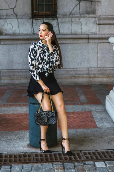 South American Woman Traveling Relaxing New York City Wearing Long — Stock Photo, Image