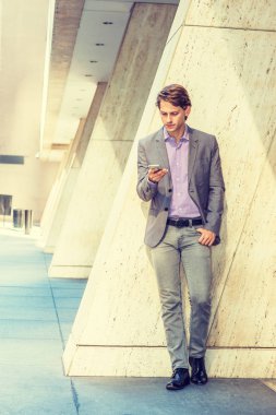 Genç Profesyonel Adam New York 'un dışında cep telefonuyla mesajlaşıyor.