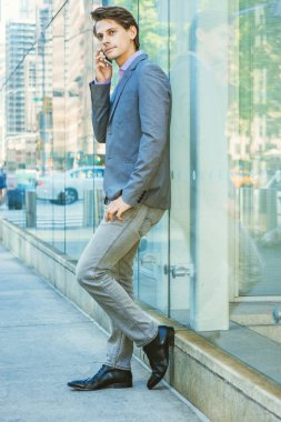  Genç Profesyonel Adam New York 'un dışında dinleniyor.,