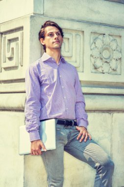 Genç yakışıklı iş adamı düşünüyor, New York 'ta dinleniyor.