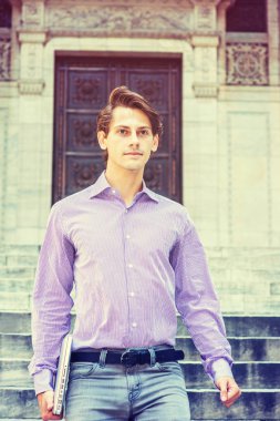 New York 'ta çalışan genç yakışıklı iş adamı.