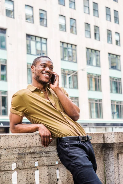 Joven Afroamericano Con Barba Con Camisa Verde Manga Corta Pie — Foto de Stock