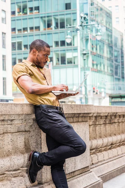 Joven Hombre Afroamericano Con Barba Trabajando Ciudad Nueva York Vistiendo — Foto de Stock