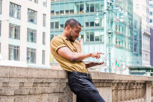 Молодий Афроамериканець Який Працює Нью Йорку Одягнений Зелену Сорочку Короткими — стокове фото