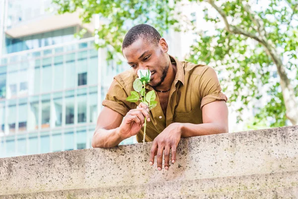 Joven Afroamericano Con Barba Extrañándote Pensando Nueva York Vistiendo Una — Foto de Stock