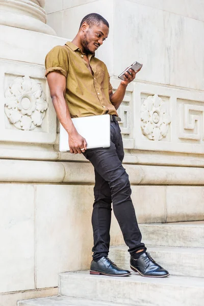 Joven Afroamericano Que Estudia Nueva York Vistiendo Camisa Verde Manga — Foto de Stock