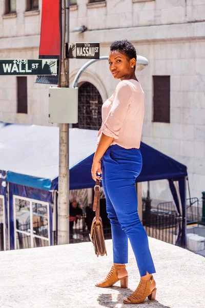 New York Kısa Saçlı Açık Renk Gömlekli Mavi Pantolonlu Kahverengi — Stok fotoğraf