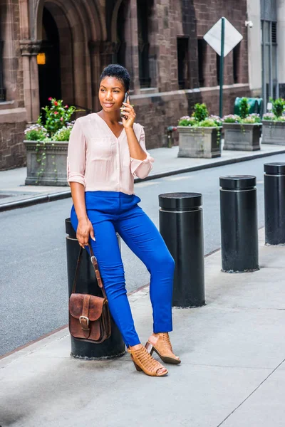 Jonge Afro Amerikaanse Vrouw Reist New York City Draagt Roze — Stockfoto